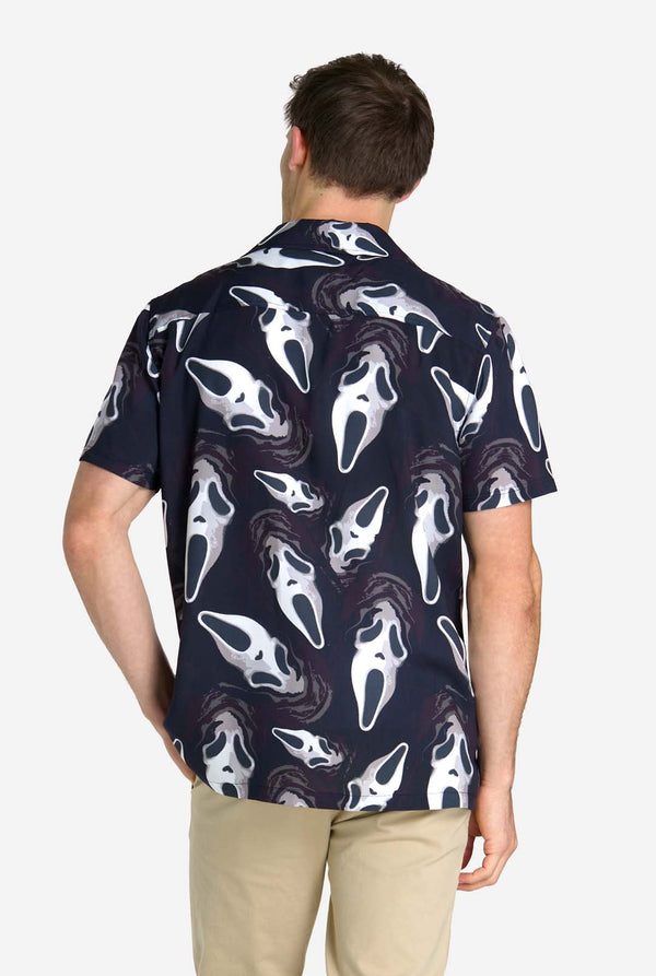 Man met zwart Hawaiishirt met Ghostface-print, zicht vanaf de achterkant