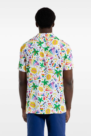 Een man draagt ​​een wit Hawaiiaans shirt met een regenboogprint. De print bestaat uit vredessymbolen, hartjes en andere iconen. Hij draagt ​​ook een blauwe broek. Beeld van de achterkant.
