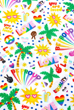 Foto van ​​een wit Hawaiiaans shirt met een regenboogprint. De print bestaat uit vredessymbolen, hartjes en andere iconen. 