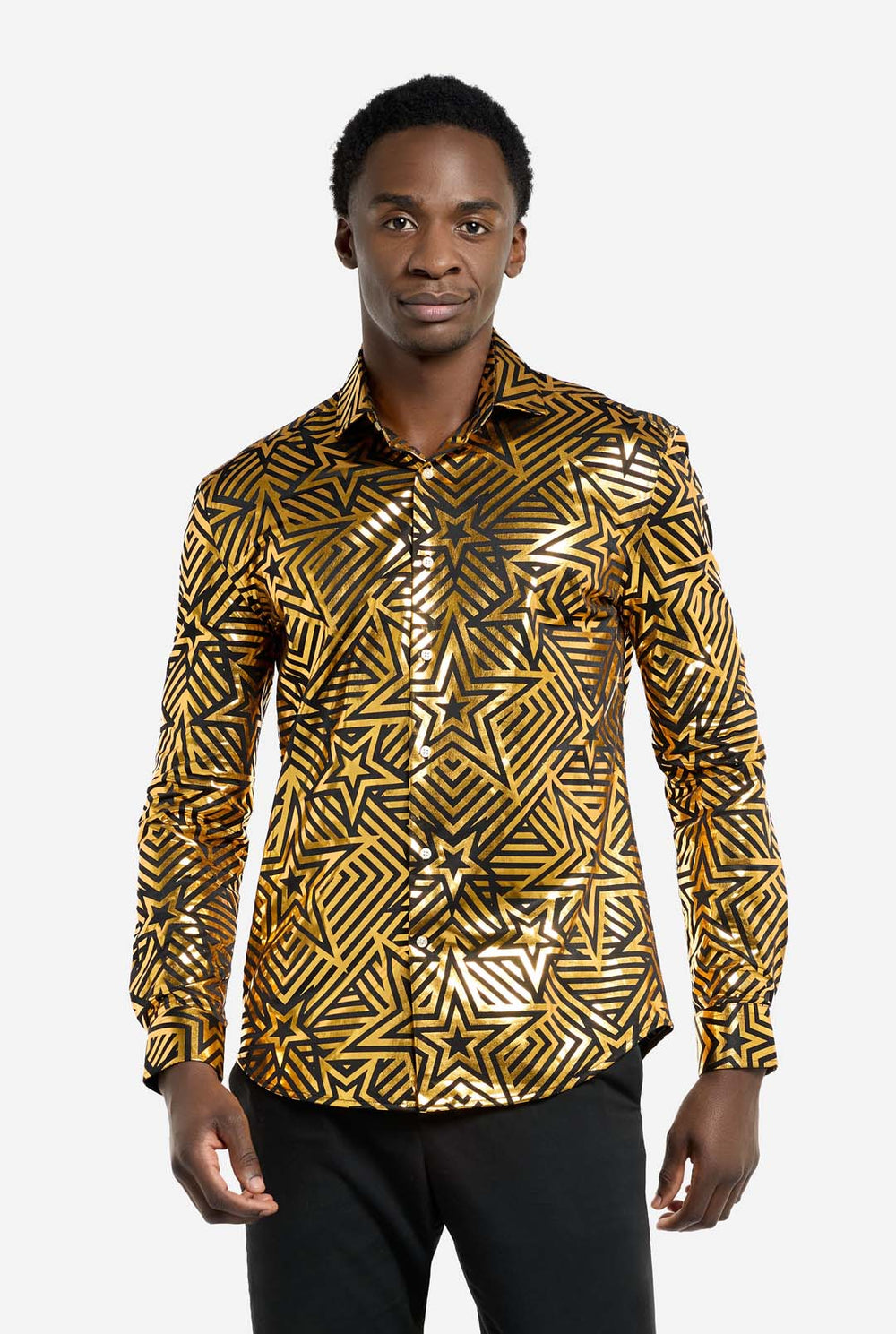 Deze afbeelding toont een herenoverhemd van OppoSuits met een levendig goud- en zwart geometrisch sterrenprintpatroon. Het shirt heeft een reflecterende afwerking die de ingewikkelde ster- en lijnontwerpen benadrukt, waardoor een dynamische en stijlvolle look ontstaat. Dit overhemd is perfect voor degenen die willen opvallen. Het is zowel stoer als modieus, ideaal voor feestjes, feestdagen of het nachtleven. Het model draagt ​​het gecombineerd met een zwarte broek.