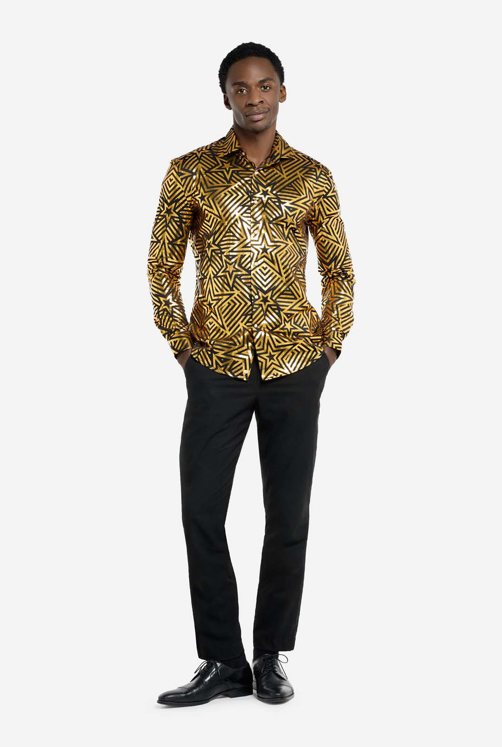 Deze afbeelding toont een herenoverhemd van OppoSuits met een levendig goud- en zwart geometrisch sterrenprintpatroon. Het shirt heeft een reflecterende afwerking die de ingewikkelde ster- en lijnontwerpen benadrukt, waardoor een dynamische en stijlvolle look ontstaat. Dit overhemd is perfect voor degenen die willen opvallen. Het is zowel stoer als modieus, ideaal voor feestjes, feestdagen of het nachtleven. Het model draagt ​​het gecombineerd met een zwarte broek.