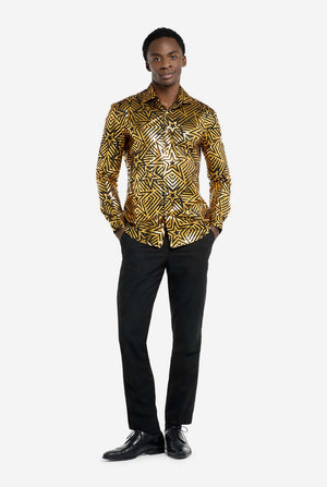 Deze afbeelding toont een herenoverhemd van OppoSuits met een levendig goud- en zwart geometrisch sterrenprintpatroon. Het shirt heeft een reflecterende afwerking die de ingewikkelde ster- en lijnontwerpen benadrukt, waardoor een dynamische en stijlvolle look ontstaat. Dit overhemd is perfect voor degenen die willen opvallen. Het is zowel stoer als modieus, ideaal voor feestjes, feestdagen of het nachtleven. Het model draagt ​​het gecombineerd met een zwarte broek. Volledig lichaamsbeeld.