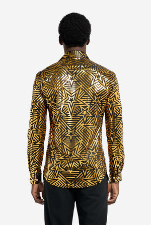 Deze afbeelding toont een herenoverhemd van OppoSuits met een levendig goud- en zwart geometrisch sterrenprintpatroon. Het shirt heeft een reflecterende afwerking die de ingewikkelde ster- en lijnontwerpen benadrukt, waardoor een dynamische en stijlvolle look ontstaat. Dit overhemd is perfect voor degenen die willen opvallen. Het is zowel stoer als modieus, ideaal voor feestjes, feestdagen of het nachtleven. Het model draagt ​​het gecombineerd met een zwarte broek. Uitzicht vanaf de achterkant.