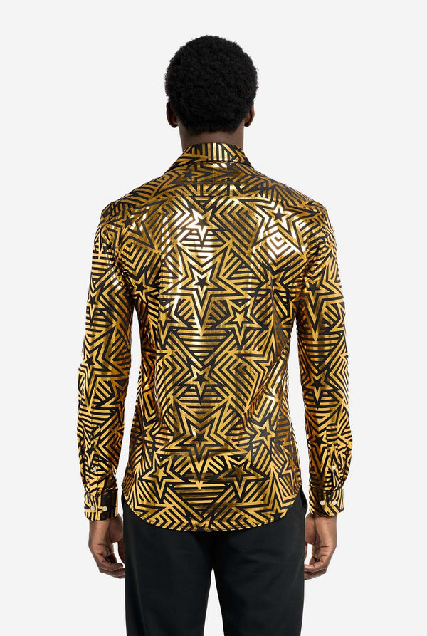 Deze afbeelding toont een herenoverhemd van OppoSuits met een levendig goud- en zwart geometrisch sterrenprintpatroon. Het shirt heeft een reflecterende afwerking die de ingewikkelde ster- en lijnontwerpen benadrukt, waardoor een dynamische en stijlvolle look ontstaat. Dit overhemd is perfect voor degenen die willen opvallen. Het is zowel stoer als modieus, ideaal voor feestjes, feestdagen of het nachtleven. Het model draagt ​​het gecombineerd met een zwarte broek. Uitzicht vanaf de achterkant.