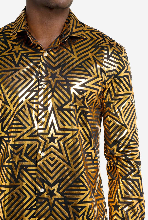 Deze afbeelding toont een herenoverhemd van OppoSuits met een levendig goud- en zwart geometrisch sterrenprintpatroon. Het shirt heeft een reflecterende afwerking die de ingewikkelde ster- en lijnontwerpen benadrukt, waardoor een dynamische en stijlvolle look ontstaat. Dit overhemd is perfect voor degenen die willen opvallen. Het is zowel stoer als modieus, ideaal voor feestjes, feestdagen of het nachtleven. Het model draagt ​​het gecombineerd met een zwarte broek. Borst close-up.