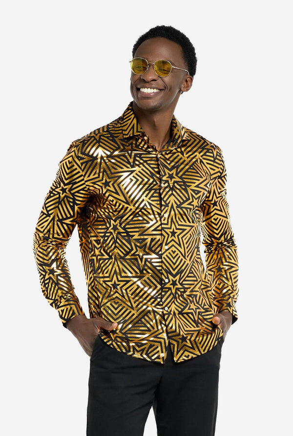 Deze afbeelding toont een herenoverhemd van OppoSuits met een levendig goud- en zwart geometrisch sterrenprintpatroon. Het shirt heeft een reflecterende afwerking die de ingewikkelde ster- en lijnontwerpen benadrukt, waardoor een dynamische en stijlvolle look ontstaat. Dit overhemd is perfect voor degenen die willen opvallen. Het is zowel stoer als modieus, ideaal voor feestjes, feestdagen of het nachtleven. Het model draagt ​​het in combinatie met een zwarte broek en een gele bril.