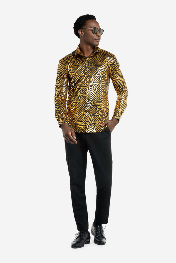 Deze afbeelding toont een herenoverhemd van OppoSuits met een levendig goud- en zwart geometrisch sterrenprintpatroon. Het shirt heeft een reflecterende afwerking die de ingewikkelde ster- en lijnontwerpen benadrukt, waardoor een dynamische en stijlvolle look ontstaat. Dit overhemd is perfect voor degenen die willen opvallen. Het is zowel stoer als modieus, ideaal voor feestjes, feestdagen of het nachtleven. Het model draagt ​​het gecombineerd met een zwarte broek en een zonnebril.