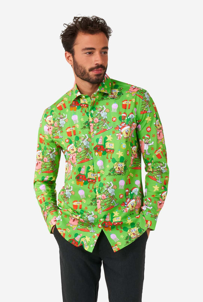 Man draagt groen herenoverhemd met Spongebob Kerst thema