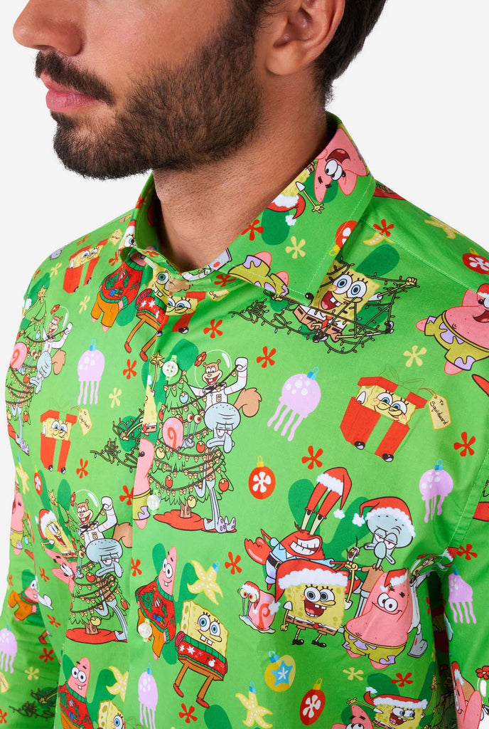 Man draagt groen herenoverhemd met Spongebob Kerst thema