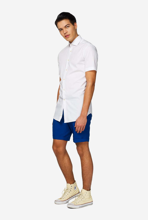 Man draagt ​​een wit zomerhemd