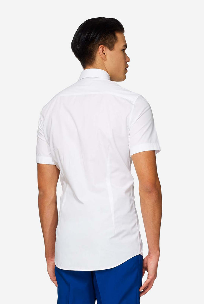 Man draagt ​​een wit zomerhemd