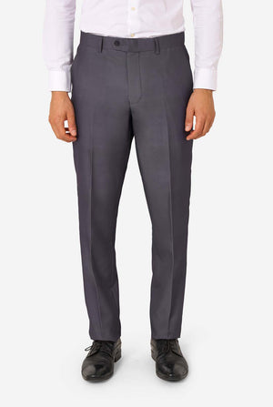 Een man draagt ​​een stijlvol antracietgrijs pak met een wit overhemd en ziet er zelfverzekerd uit. Perfecte formele outfit voor speciale gelegenheden, bruiloften en feesten. Close-up broek.