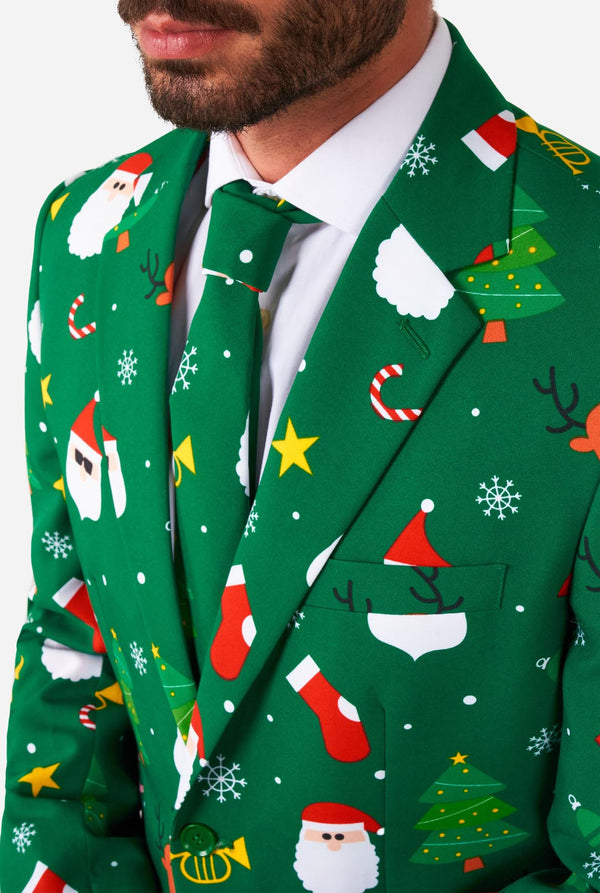 Man met groene kerstpakken voor mannen met kerstpictogrammen, borst van dichtbij