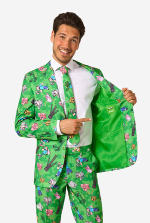 Man toont de binnenvoering van een groen Minecraft-pak met officiële Minecraft- en OppoSuits-branding.