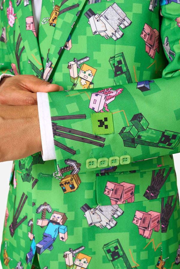 Gedetailleerde mouwclose-up van een blazer met Minecraft-thema, met de nadruk op levendige karakters en groene knopen.