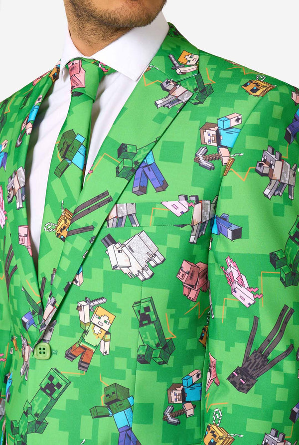 Ingezoomde weergave van Minecraft-print op blazer en stropdas, met Steve, Alex, Creepers en dieren in pixelstijl.