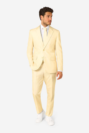 Elegant herenpak in een zachte pastelgele tint, perfect voor bruiloften, zomerse evenementen en formele gelegenheden. Dit stijlvolle maatpak heeft een slim fit, inkepingen in de revers en een bijpassende stropdas voor een verfijnde look. Ideaal voor moderne heren die een statement willen maken met een licht pastelkleurig pak. Volledig beeld.