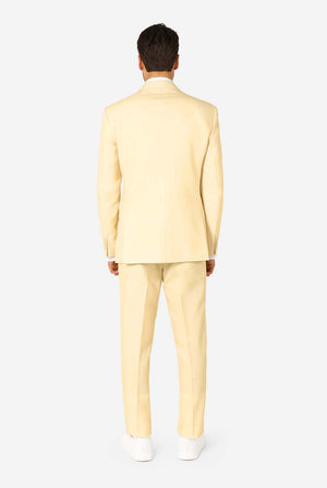 Elegant herenpak in een zachte pastelgele tint, perfect voor bruiloften, zomerse evenementen en formele gelegenheden. Dit stijlvolle maatpak heeft een slim fit, inkepingen in de revers en een bijpassende stropdas voor een verfijnde look. Ideaal voor moderne heren die een statement willen maken met een licht pastelkleurig pak. Beeld van de achterkant.