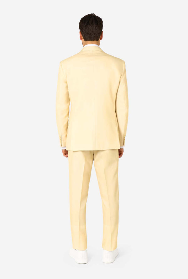 Elegant herenpak in een zachte pastelgele tint, perfect voor bruiloften, zomerse evenementen en formele gelegenheden. Dit stijlvolle maatpak heeft een slim fit, inkepingen in de revers en een bijpassende stropdas voor een verfijnde look. Ideaal voor moderne heren die een statement willen maken met een licht pastelkleurig pak. Beeld van de achterkant.