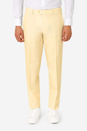 Elegant herenpak in een zachte pastelgele tint, perfect voor bruiloften, zomerse evenementen en formele gelegenheden. Dit stijlvolle maatpak heeft een slim fit, inkepingen in de revers en een bijpassende stropdas voor een verfijnde look. Ideaal voor moderne heren die een statement willen maken met een licht pastelkleurig pak. Close up broek.