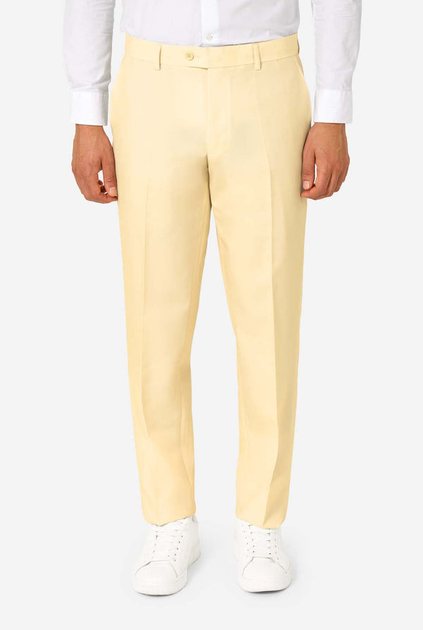 Elegant herenpak in een zachte pastelgele tint, perfect voor bruiloften, zomerse evenementen en formele gelegenheden. Dit stijlvolle maatpak heeft een slim fit, inkepingen in de revers en een bijpassende stropdas voor een verfijnde look. Ideaal voor moderne heren die een statement willen maken met een licht pastelkleurig pak. Close up broek.