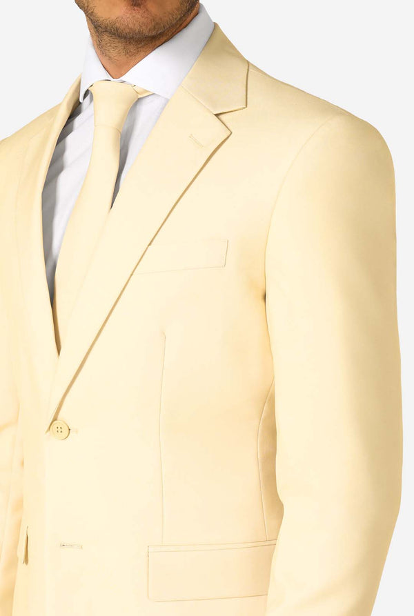 Elegant herenpak in een zachte pastelgele tint, perfect voor bruiloften, zomerse evenementen en formele gelegenheden. Dit stijlvolle maatpak heeft een slim fit, inkepingen in de revers en een bijpassende stropdas voor een verfijnde look. Ideaal voor moderne heren die een statement willen maken met een licht pastelkleurig pak. Close-up borst.