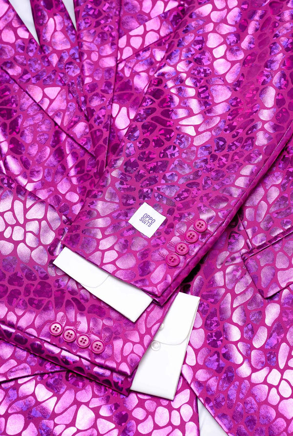 Close-up van Peppy Pink herenpak met roze glanzende reptielenprint.