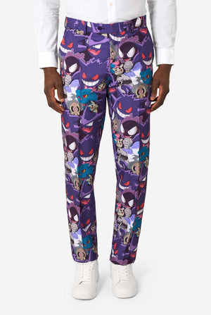 Een man draagt een pak met Ghost Pokemon-thema, een stropdas met Ghost Pokemon-thema en een wit overhemd op een witte achtergrond. Close up van de broek