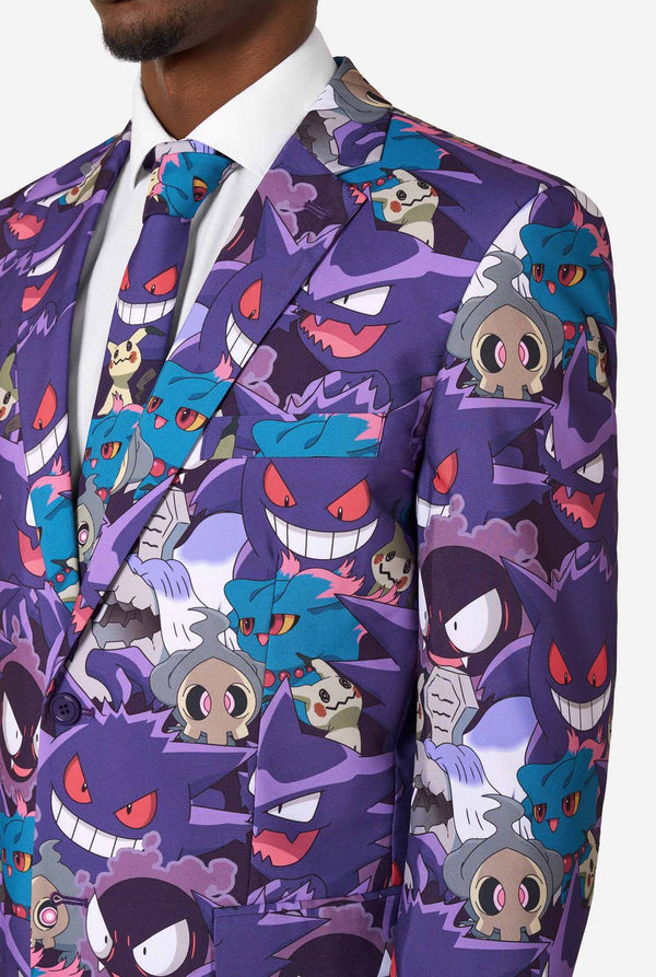 Een man draagt een pak met Ghost Pokemon-thema, een stropdas met Ghost Pokemon-thema en een wit overhemd op een witte achtergrond. Close up van de borst