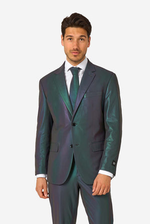 Een man draagt een reflecterend pak, met een reflecterende stropdas en een wit overhemd op een witte achtergrond. 
