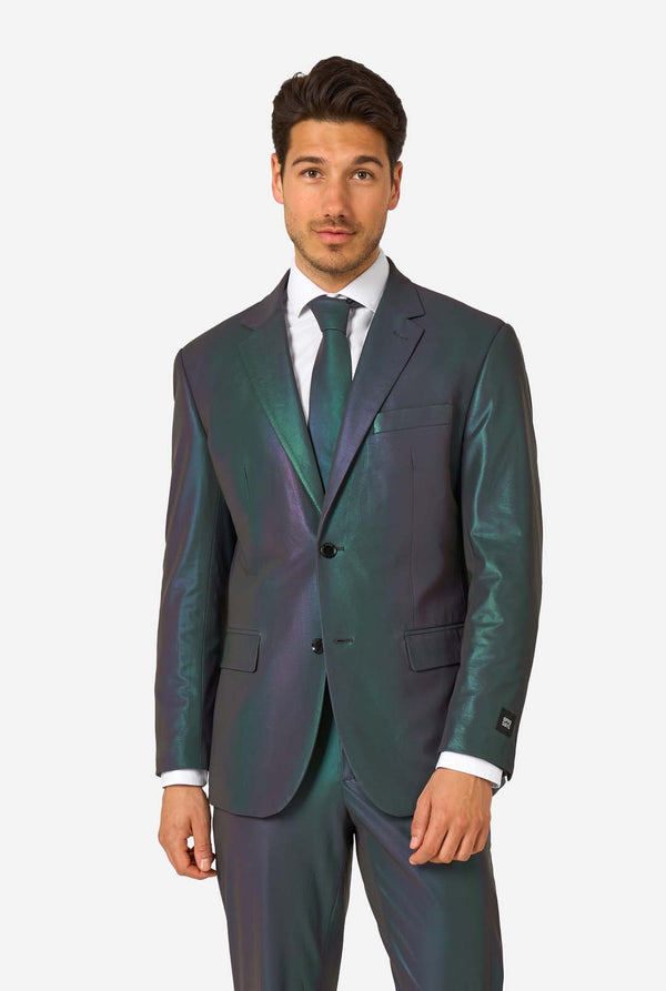 Een man draagt een reflecterend pak, met een reflecterende stropdas en een wit overhemd op een witte achtergrond. 