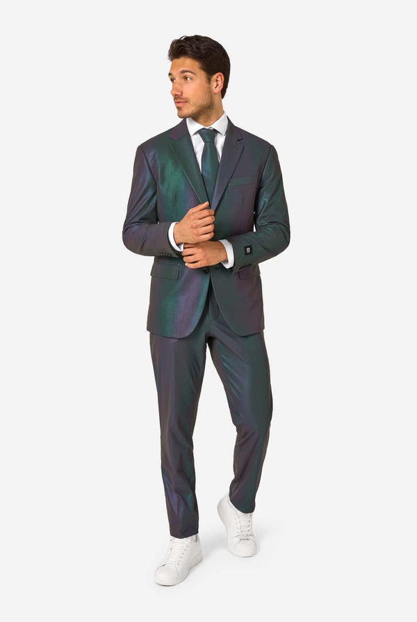 Een man draagt een reflecterend pak, met een reflecterende stropdas en een wit overhemd op een witte achtergrond. Volledig lichaam