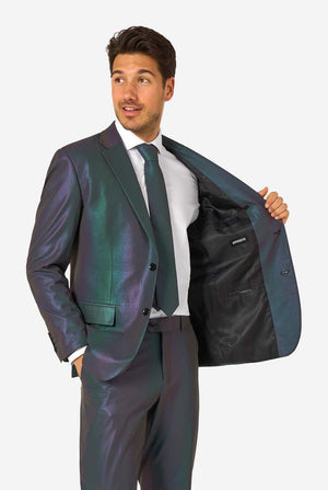 Een man draagt een reflecterend pak, met een reflecterende stropdas en een wit overhemd op een witte achtergrond. Houdt zijn jasje open