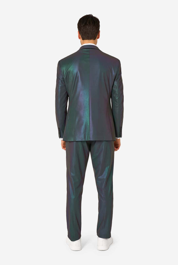 Een man draagt een reflecterend pak, met een reflecterende stropdas en een wit overhemd op een witte achtergrond. Zicht vanaf de achterkant