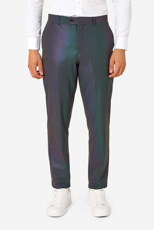 Een man draagt een reflecterend pak, met een reflecterende stropdas en een wit overhemd op een witte achtergrond. Close up van de broek