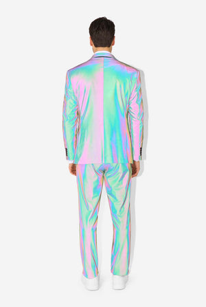 Een man draagt een reflecterend pak, met een reflecterende stropdas en een wit overhemd op een witte achtergrond. Foto maken met flitser, zicht vanaf de achterkant