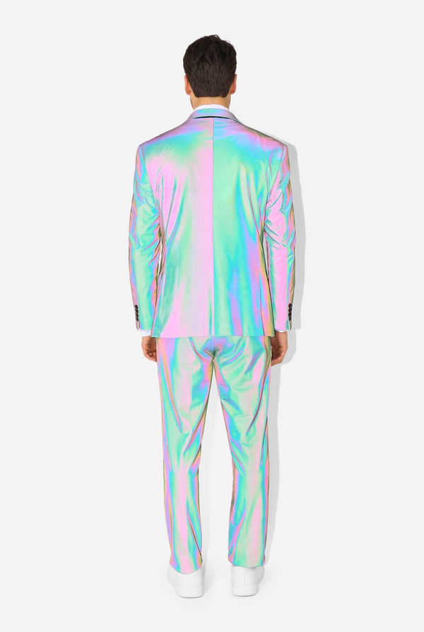 Een man draagt een reflecterend pak, met een reflecterende stropdas en een wit overhemd op een witte achtergrond. Foto maken met flitser, zicht vanaf de achterkant