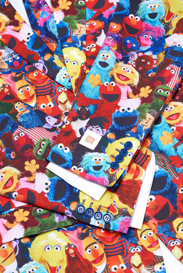 Close up van Sesamstraat herenpak. Pak met all-over print van Sesamstraatfiguren.