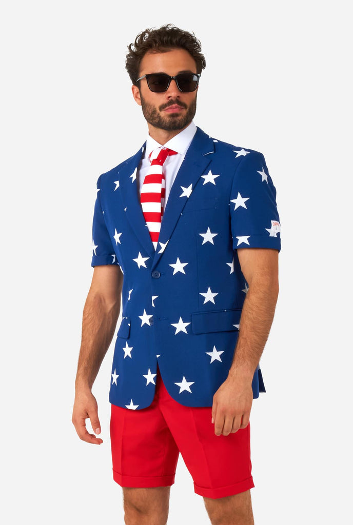 Man met zomerpak met Amerikaanse vlag als thema