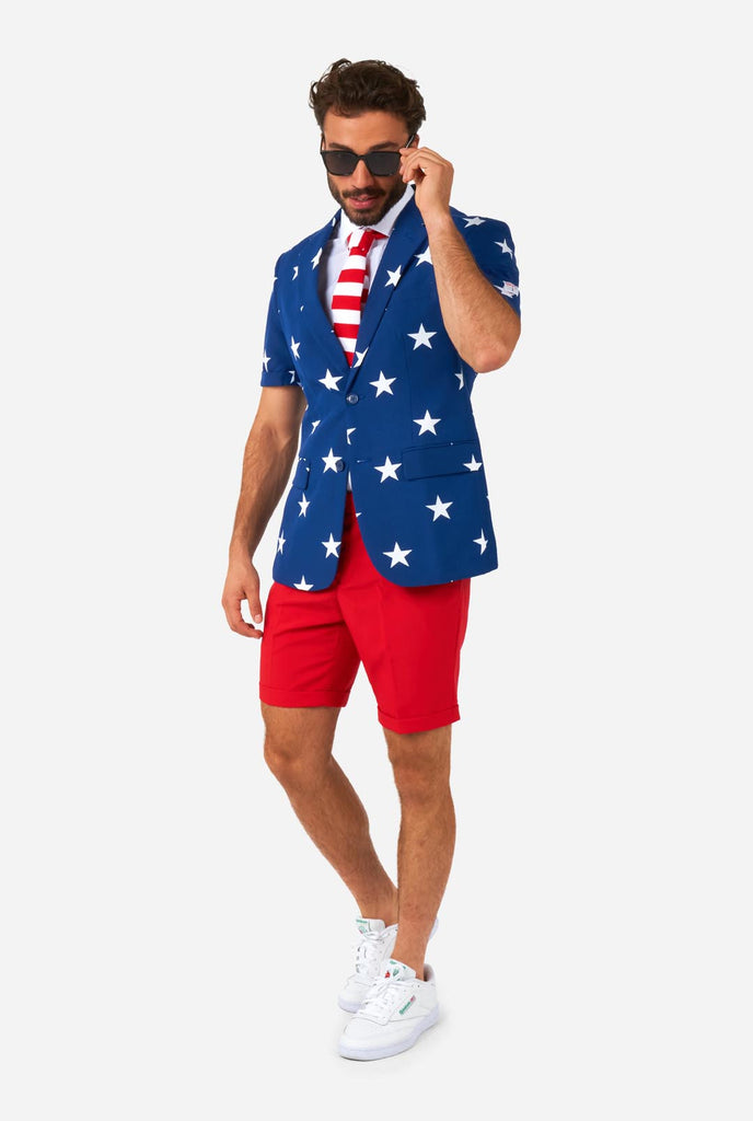 Man met zomerpak met Amerikaanse vlag als thema
