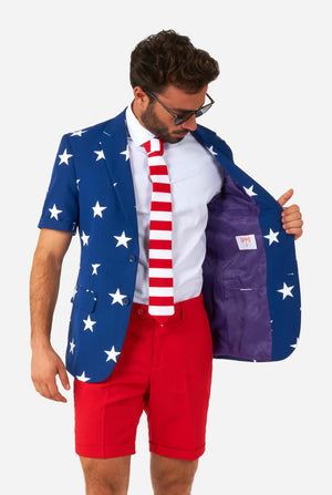 Man met zomerpak met Amerikaanse vlag als thema