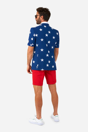 Man met zomerpak met Amerikaanse vlag als thema