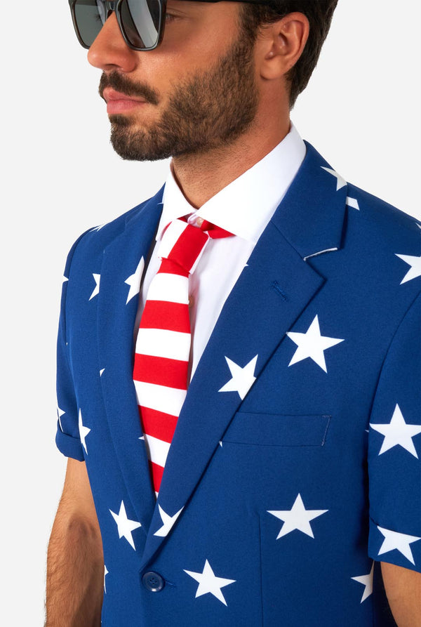 Man met zomerpak met Amerikaanse vlag als thema