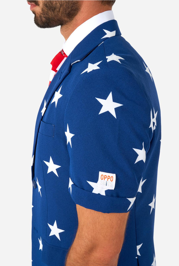 Man met zomerpak met Amerikaanse vlag als thema