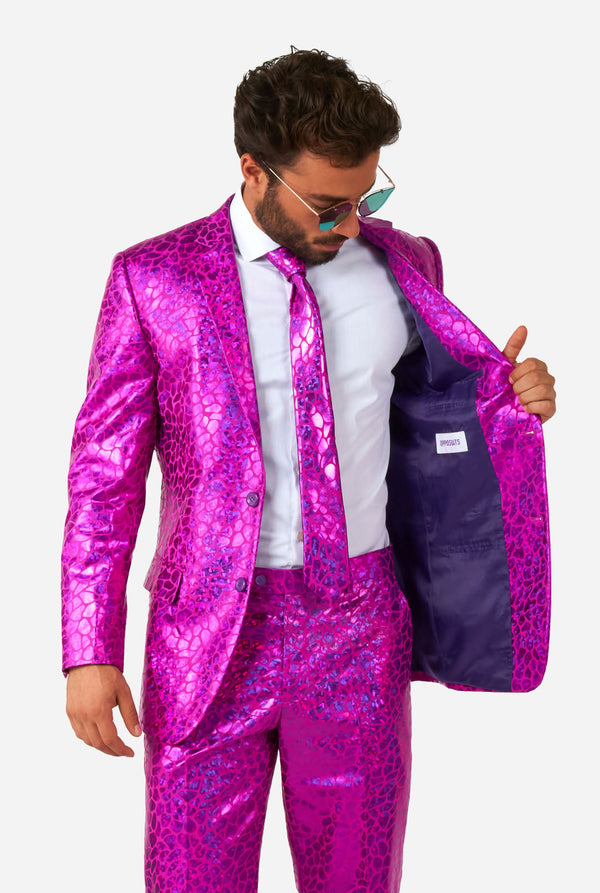 Man met glanzend roze hagedishuid herenpak