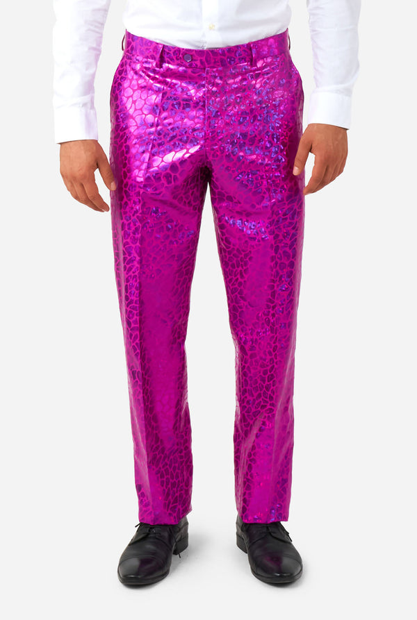 Man met glanzend roze hagedishuid herenpak, close up van de broek