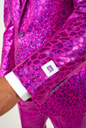 Man met glanzend roze hagedishuid herenpak, close up