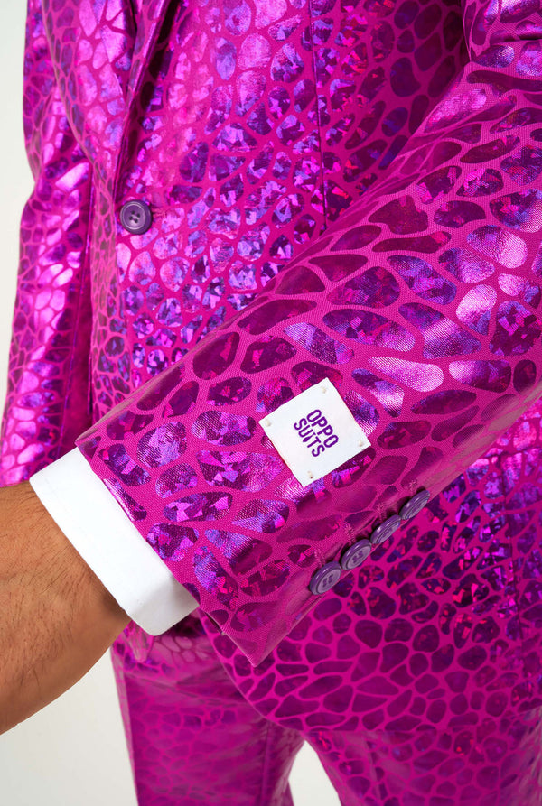 Man met glanzend roze hagedishuid herenpak, close up