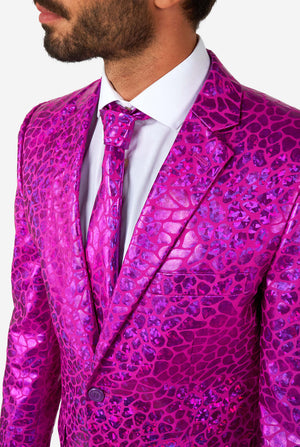 Man met glanzend roze hagedishuid herenpak, close up