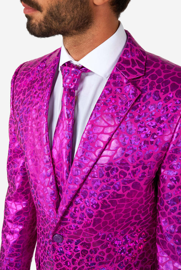 Man met glanzend roze hagedishuid herenpak, close up
